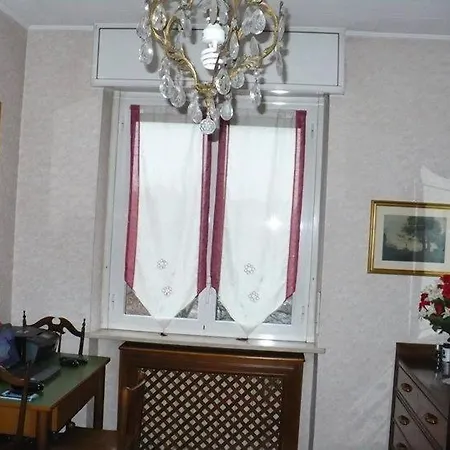 Suzzani House בית הארחה *